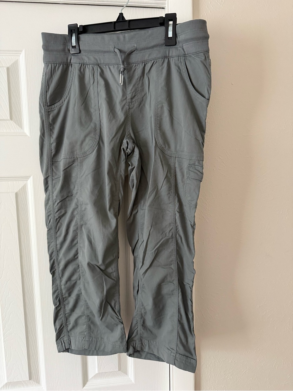 The North Face Women's Aphrodite 2.0 Capri Pant size Medium Grey